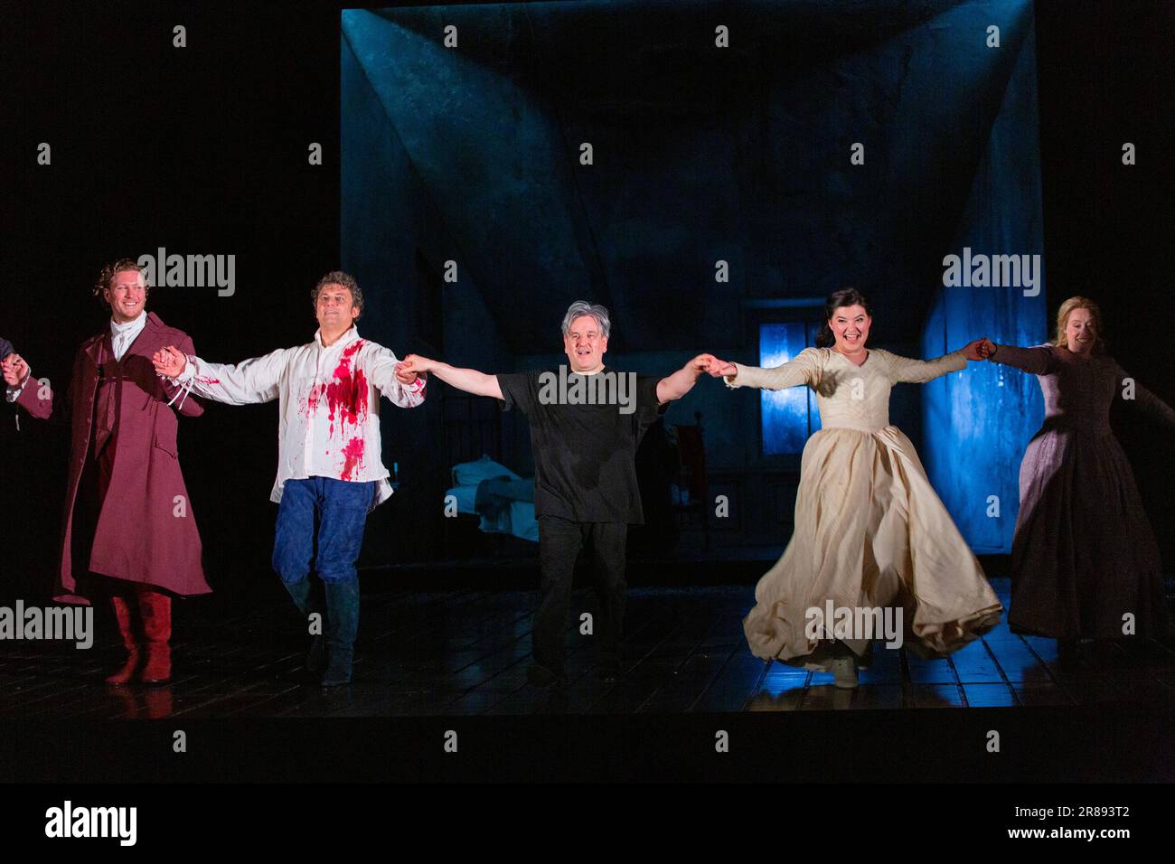 Cortina chiamata al termine della prova di vestiario per WERTHER di Jules Massenet alla Royal Opera House, Covent Garden, Londra WC2 il 17/06/2023 - l-r: Gordon Bintner (Albert), Jonas Kaufmann (Werther), Antonio Pappano (direttore), Aigul Akhmetshina (Charlotte), Sarah Gilford (Sophie) Set & Edwards design costumi: Charles: Christian Gasc regista originale: Benoit Jacquot revival director Genevieve Dufour Foto Stock