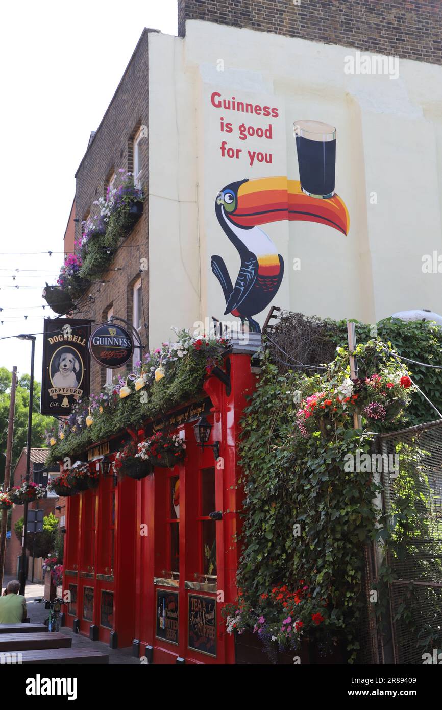 The Dog and Bell pub con Guinness Toucan Advert Deptford Londra UK Giugno 2023 Foto Stock