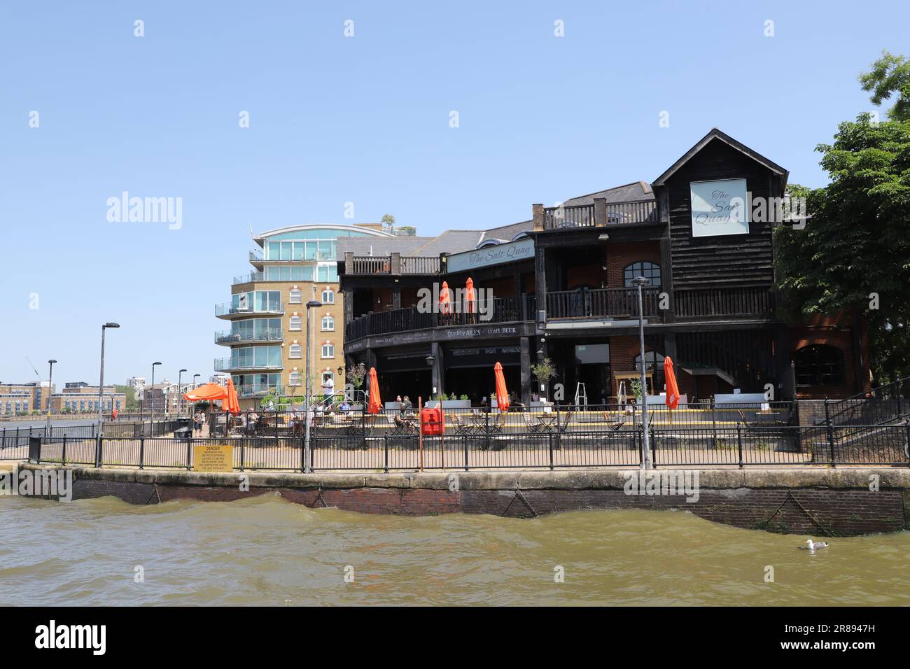 The Salt Quay Waterfront pub Rotherhithe Londra UK Giugno 2023 Foto Stock