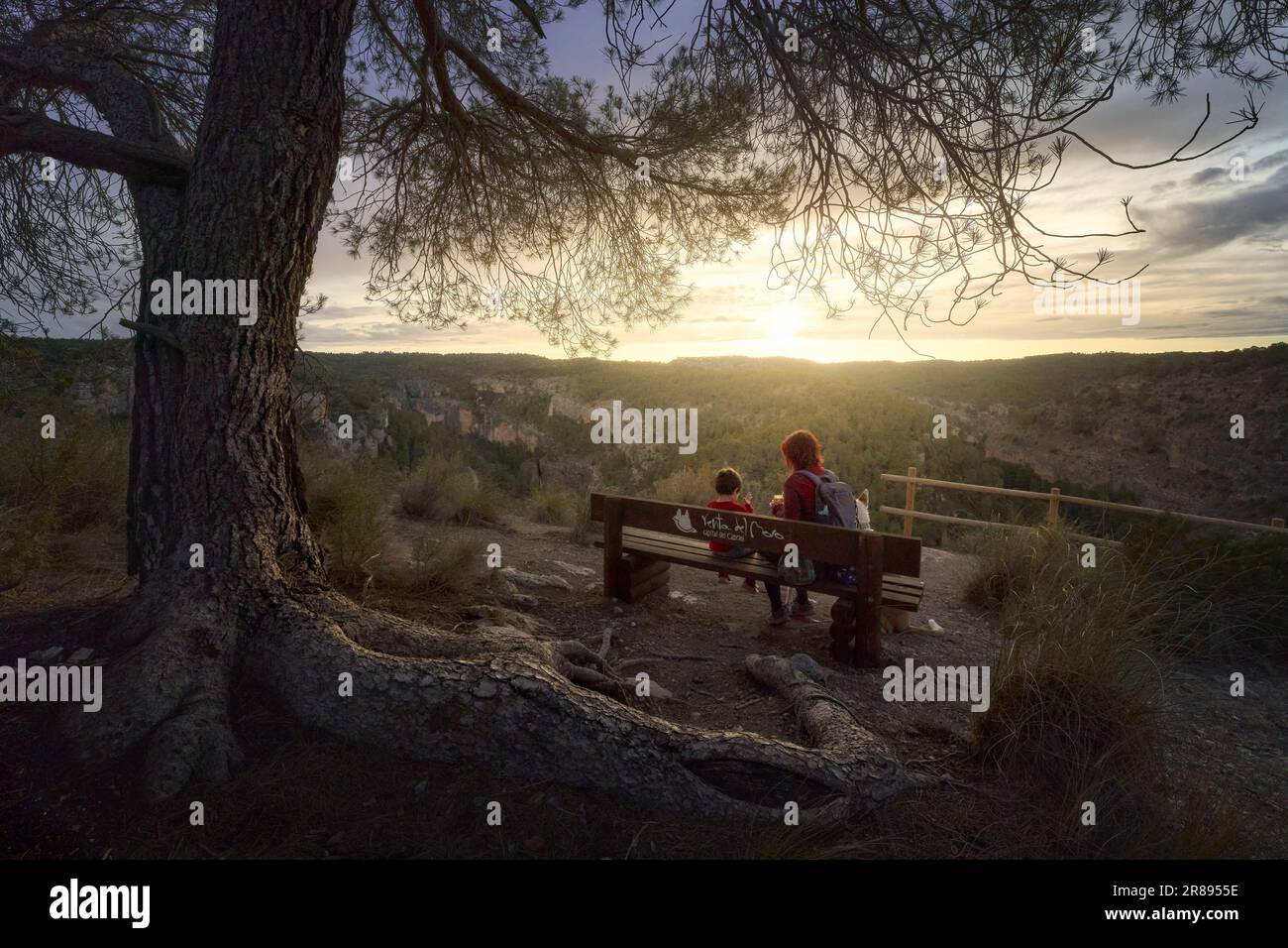 La famiglia cena al tramonto nel Parco naturale Hoces del Cabriel Foto Stock