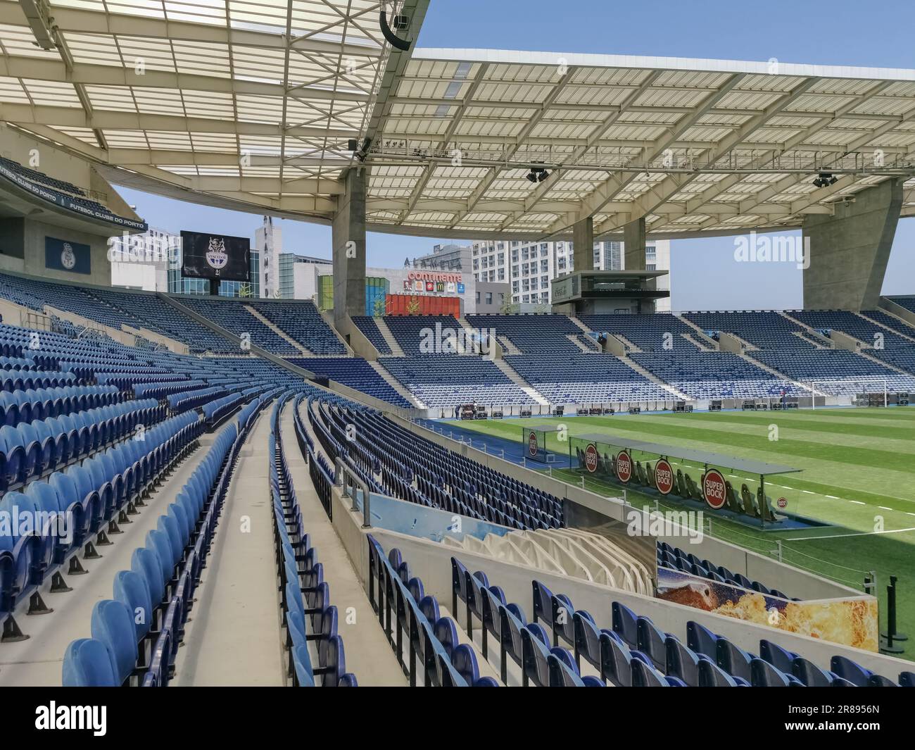 Porto Portugal - 06 05 2023: Vista generale interna del Dragon Stadium o  Estadio do Dragão o Dragon Arena, uno stadio di calcio a tutti i posti a  Porto Foto stock - Alamy