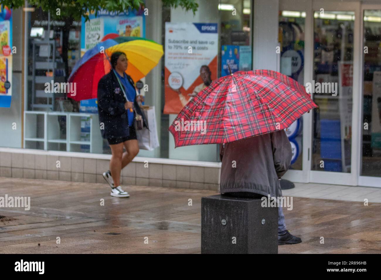 Preston, Lancashire. Meteo UK, 20 giu 2023. Forte pioggia nel centro della città. Gli acquazzoni pesanti del tuono ubriacano i clienti che pulono questo pomeriggio ma gli acquazzoni taglienti e le zone di nube per persistere. Ci si aspetta che si trasformi più soleggiato verso il tardo pomeriggio. Credit; MediaWorldImages/AlamyLiveNews Foto Stock