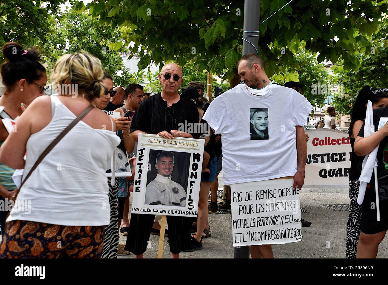 I manifestanti hanno dei segnali che esprimono le loro opinioni durante la manifestazione. All'appello del collettivo di famiglie vittime di violenze legate alla guerra delle bande di droga, diverse centinaia di persone hanno dimostrato a Marsiglia di chiedere più risorse al sistema giudiziario per chiarire la composizione di punteggi che si moltiplicano e diventano comuni. Foto Stock