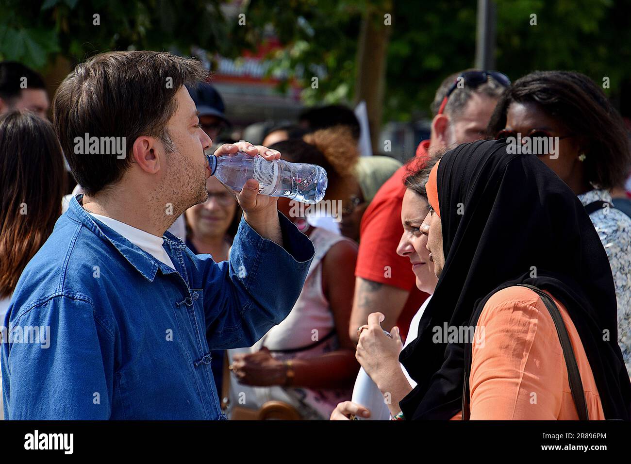 Il sindaco di Marsiglia Benoît Payan (L) ha visto l'acqua potabile durante la protesta. All'appello del collettivo di famiglie vittime di violenze legate alla guerra delle bande di droga, diverse centinaia di persone hanno dimostrato a Marsiglia di chiedere più risorse al sistema giudiziario per chiarire la composizione di punteggi che si moltiplicano e diventano comuni. Foto Stock