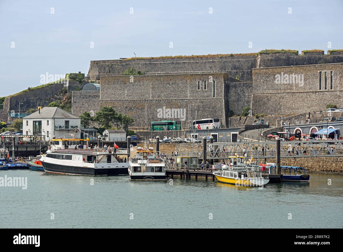 I traghetti di Plymouth Sound e le navi da crociera fluviali ormeggiano lungo il Pontoon di Plymouth sul Barbican. Passeggeri che sbarcano dalla Plymouth Venture Foto Stock