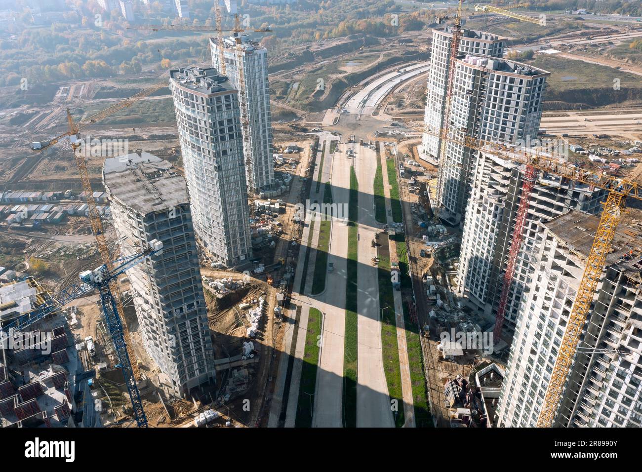 grande cantiere di nuova zona residenziale. alti e moderni edifici di appartamenti in costruzione. vista aerea. Foto Stock
