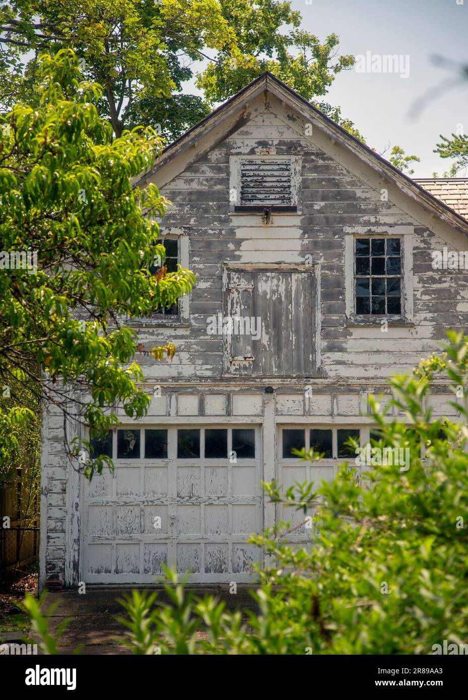 Un vecchio garage che ha bisogno di un lavoro di verniciatura Foto Stock