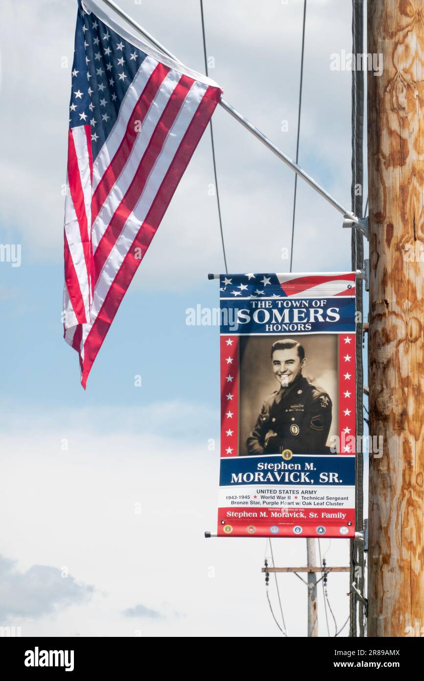 Dal Somers del 2023, New York Military Tribute Banner Program un tributo a un soldato locale che prestò servizio nella seconda guerra mondiale Foto Stock