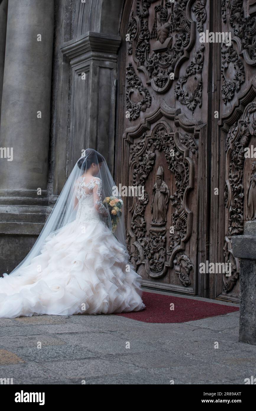 Sposa filippina aspetta alla porta della chiesa, Manila Foto Stock