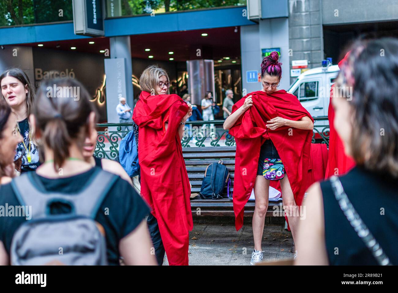 Attivisti radicali femministi vestiti con un costume della serie 'la racconto della serva' partecipano a una manifestazione contro la surrogazione. Foto Stock