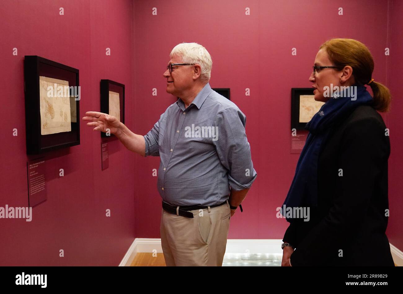 Il direttore generale del Museo Nazionale della Marina reale, professor Dominic Tweddle (a sinistra), E capo delle collezioni e della ricerca, Louisa Blight, guarda una rara collezione di mappe di Armada spagnole in mostra per la prima volta alla mostra nazionale dei tesori di Armada Maps presso il Museo nazionale della Marina reale a Portsmouth Historic Dockyard, che apre il 24 giugno. Le mappe del 16th ° secolo, create da esperti cartografi, sono così delicate che possono essere esposte solo per 45 giorni. Data immagine: Martedì 20 giugno 2023. Foto Stock