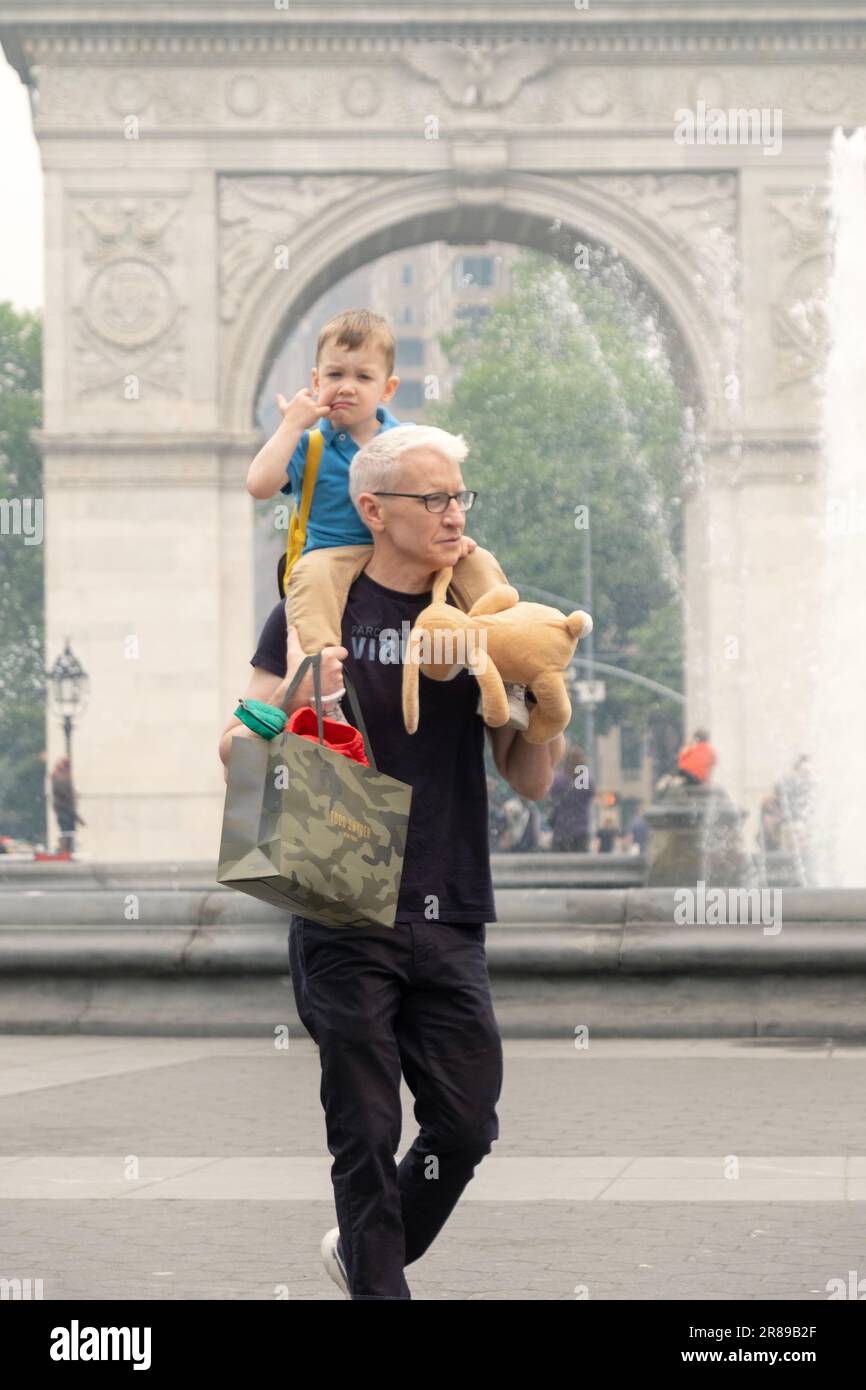 Il newsman della CNN Anderson Cooper e il suo figlio adottivo Wyatt camminano attraverso Washington Square Park nel Greenwich Village. Giugno 2023. Foto Stock