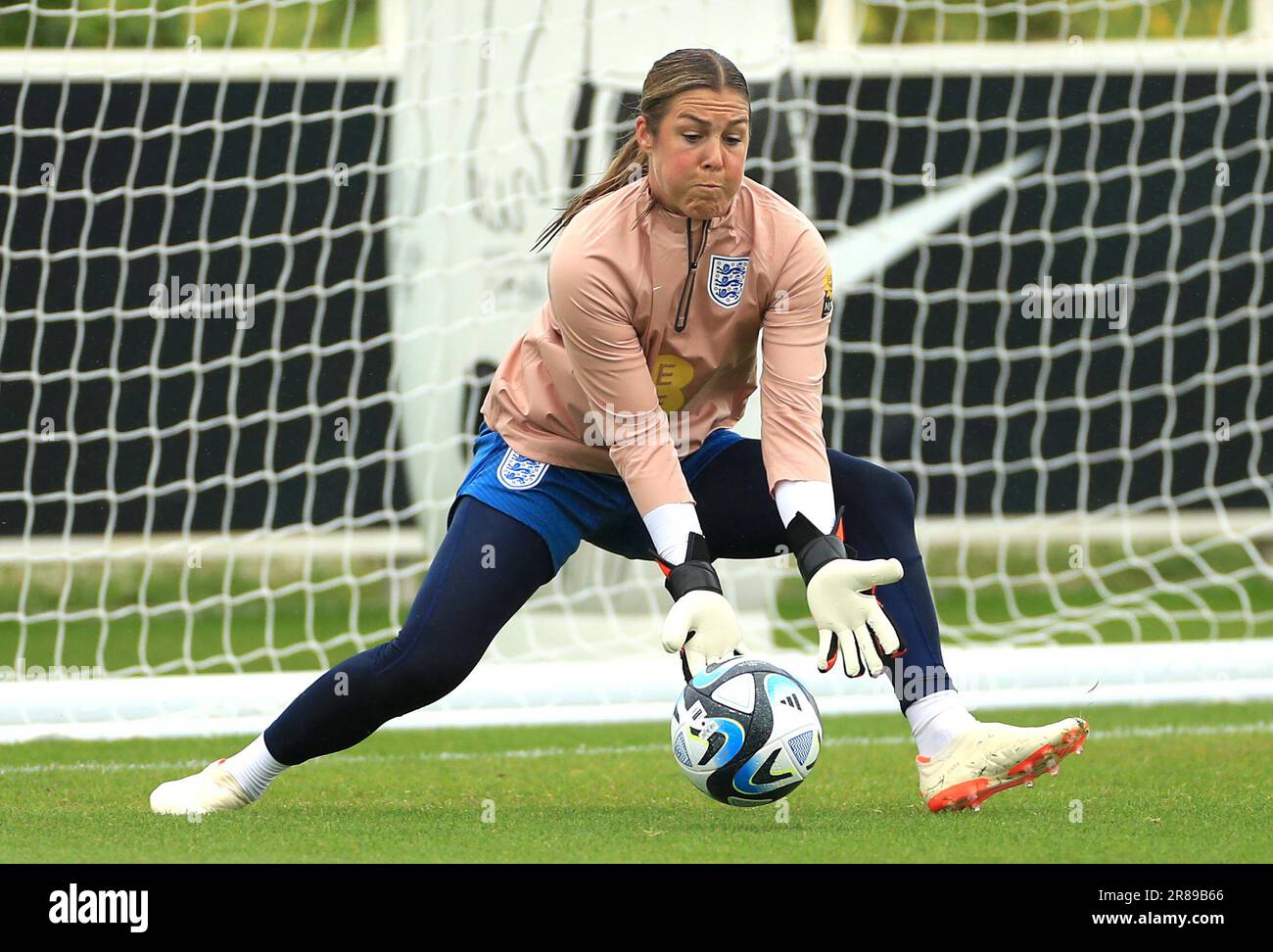 Il portiere inglese Mary Earps durante una sessione di allenamento a St. George's Park, Burton-on-Trent. Data immagine: Martedì 20 giugno 2023. Foto Stock