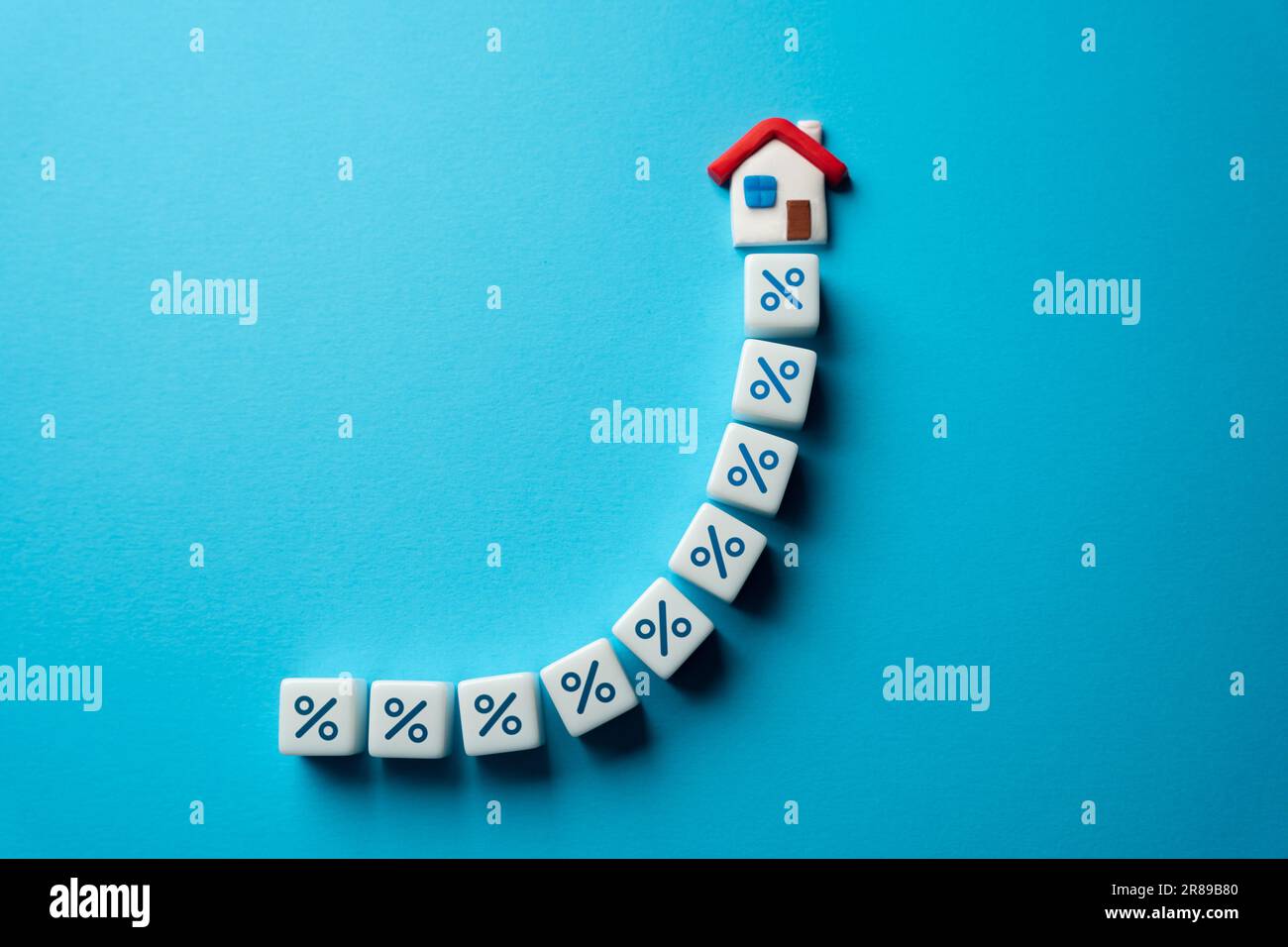 Pagamenti ipotecari a domicilio. Un onere finanziario elevato, pagamenti gravosi sugli obblighi. L’insicurezza immobiliare è in aumento. Trasformare i risparmi in asset e. Foto Stock