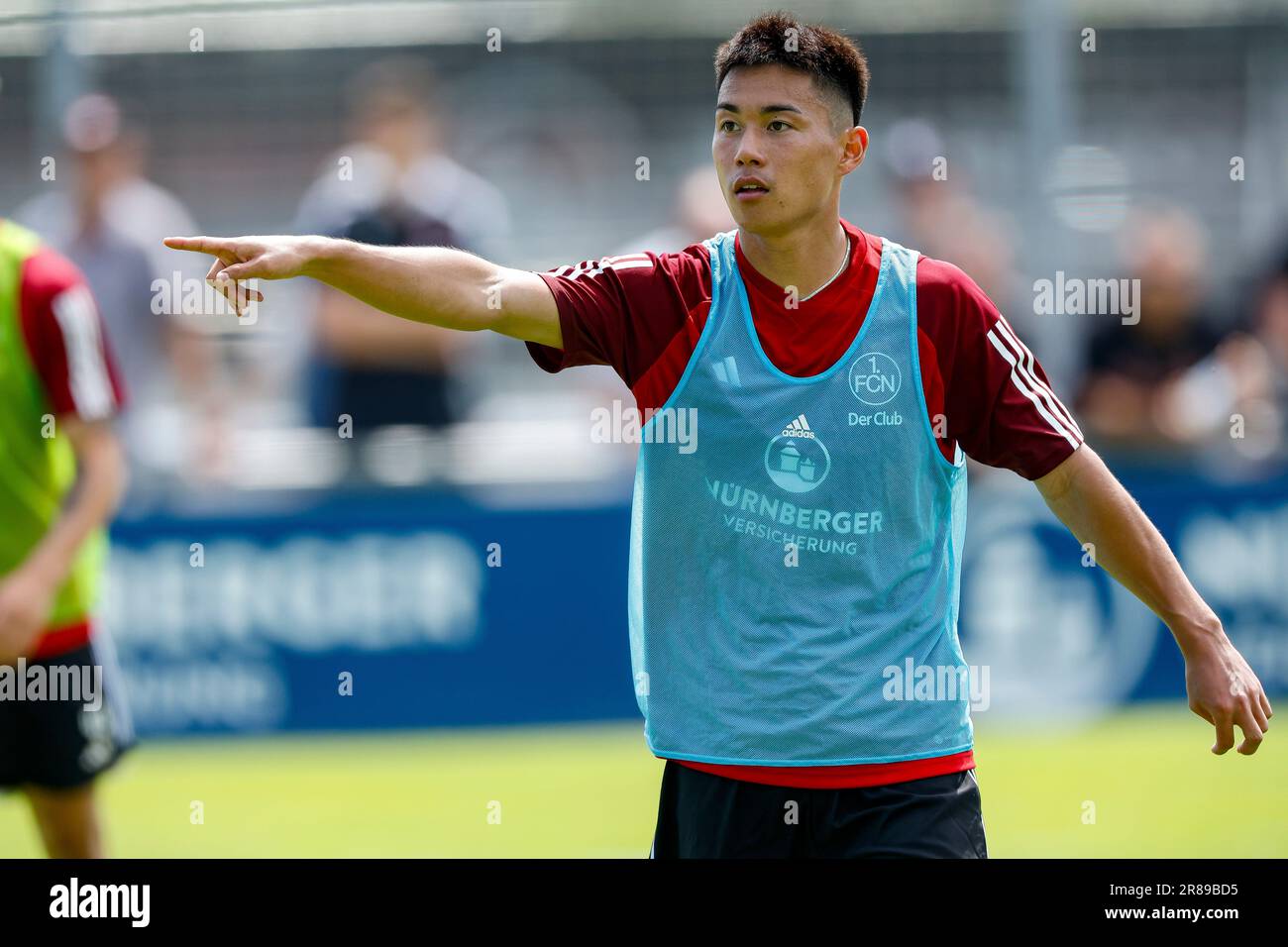 Norimberga, Germania. 20th giugno, 2023. Calcio: 2nd Bundesliga, inizio allenamento per 1. FC Nürnberg, parco sportivo di Valznerweiher. Il nuovo arrivato Daichi Hayashi gesti. Credit: Daniel Löb/dpa/Alamy Live News Foto Stock