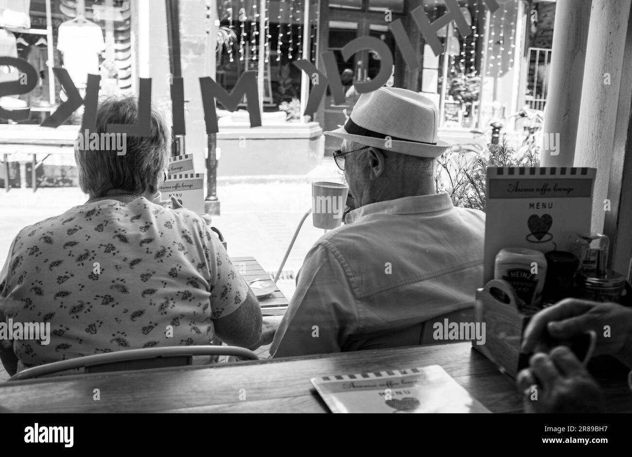 Hastings East Sussex , Inghilterra Regno Unito - Hastings Old Town con una coppia che si gode un drink fuori da un caffè Foto Stock