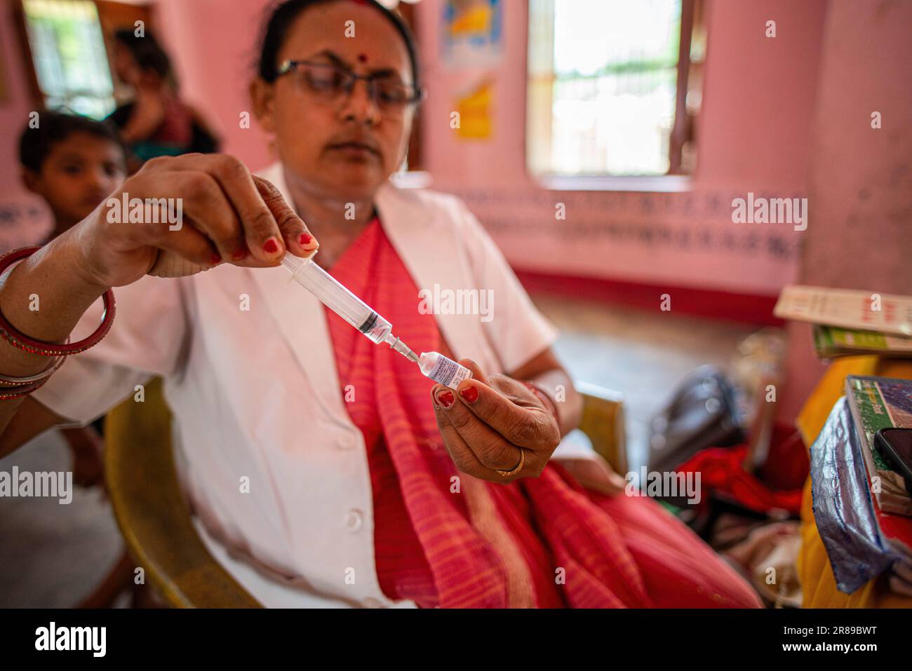 Gopalganj, India. 19th giugno, 2023. Un operatore sanitario prepara un vaccino sparato ad Anganwadi (Un tipo di centro rurale di assistenza all'infanzia) durante un campo di vaccinazione mensile nel villaggio di Brindaban, Gopalganj. Campo mensile di immunizzazione infantile nell'ambito di un programma di sanità pubblica da parte del governo statale di Bihar nell'area rurale dello stato di Bihar. Campo mensile di immunizzazione infantile nell'ambito di un programma di sanità pubblica da parte del governo statale di Bihar nell'area rurale dello stato di Bihar. Credit: SOPA Images Limited/Alamy Live News Foto Stock
