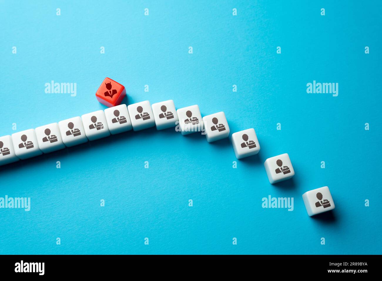 La pressione e la pressione da parte del management costringe le persone a lasciare l'azienda. Boss tossico. Spaventare investitori e imprese. Licenziamento di una parte di EMP Foto Stock