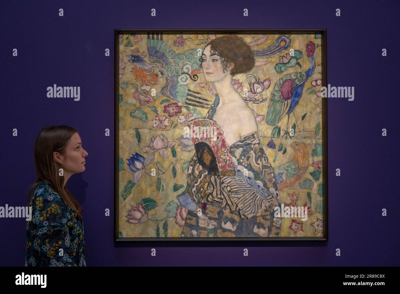 Sotheby's, Londra, Regno Unito. 20th giugno, 2023. Una delle opere d'arte più belle e preziose mai offerte in Europa, viene svelata la Dame mit Fächer di Gustav Klimt (Lady with a Fan) che guiderà la stagione londinese di Sotheby con una stima di circa £65 milioni di euro ($80 milioni di dollari) il 27 giugno. Credit: Malcolm Park/Alamy Live News Foto Stock