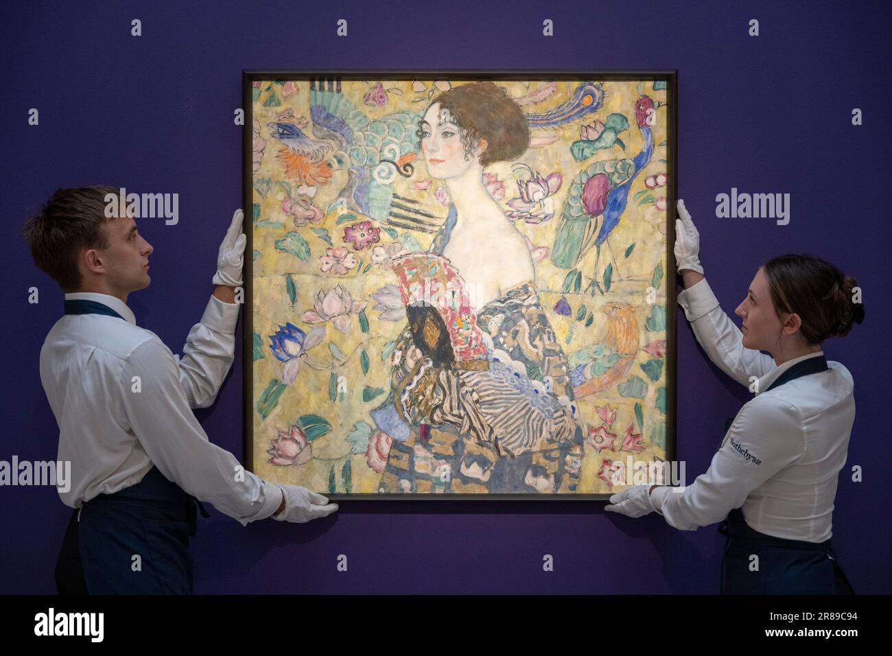 Sotheby's, Londra, Regno Unito. 20th giugno, 2023. Una delle opere d'arte più belle e preziose mai offerte in Europa, viene svelata la Dame mit Fächer di Gustav Klimt (Lady with a Fan) che guiderà la stagione londinese di Sotheby con una stima di circa £65 milioni di euro ($80 milioni di dollari) il 27 giugno. Credit: Malcolm Park/Alamy Live News Foto Stock