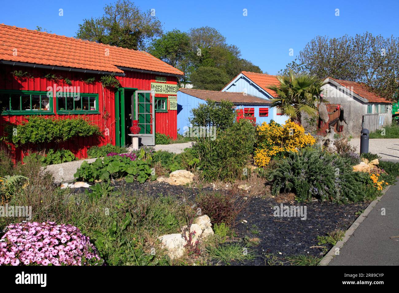 Le capanne degli ex ostriche si convertirono in laboratori di arte e artigianato. Chateau d'Oleron. Charente Maritime, Francia Foto Stock