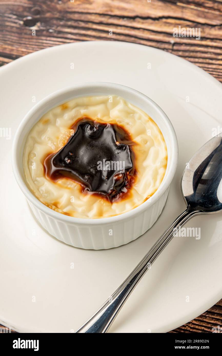 Tradizionale dessert turco panetteria riso budino nome turco Firin Sutlac in ciotola di ceramica Foto Stock