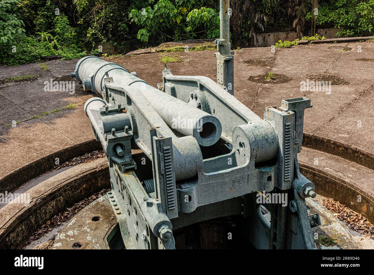 Le rovine dell'artilly a Battery Grubbs, esposto sull'isola di Corregidor nelle Filippine. Corregidor Island ha custodito l'ingresso alla Baia di Manila Foto Stock