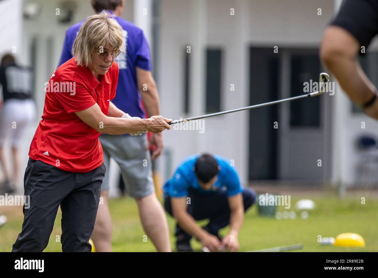 Bad Saarow, Germania. 20th giugno, 2023. Sport per disabili: Olimpiadi speciali, Giochi del mondo, golf, preparazione sul campo pratica del Golf Club Bad Saarow. Stefanie Lutz dalla Germania colpisce alla lunga stazione di putt durante il livello 1 individuale Skill Competition. Credit: Andreas Gora/dpa/Alamy Live News Foto Stock