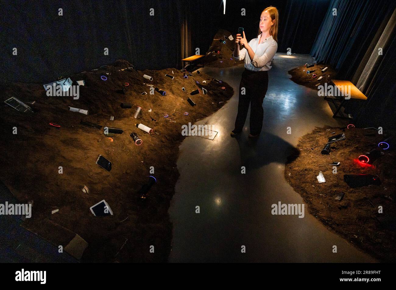 Londra, Regno Unito. 20th giugno, 2023. Wesley Goatley, recentemente Forgotten Technologies, 2022, un cimitero di defunti assistenti vocali Alexa - ai: Chi si sta prendendo cura di me?' Una nuova mostra alla Science Gallery. Comprende 12 collaborazioni artistiche che esplorano l'impatto dell'intelligenza artificiale sulla nostra vita quotidiana. Una collaborazione con FutureEverything. Credit: Guy Bell/Alamy Live News Foto Stock