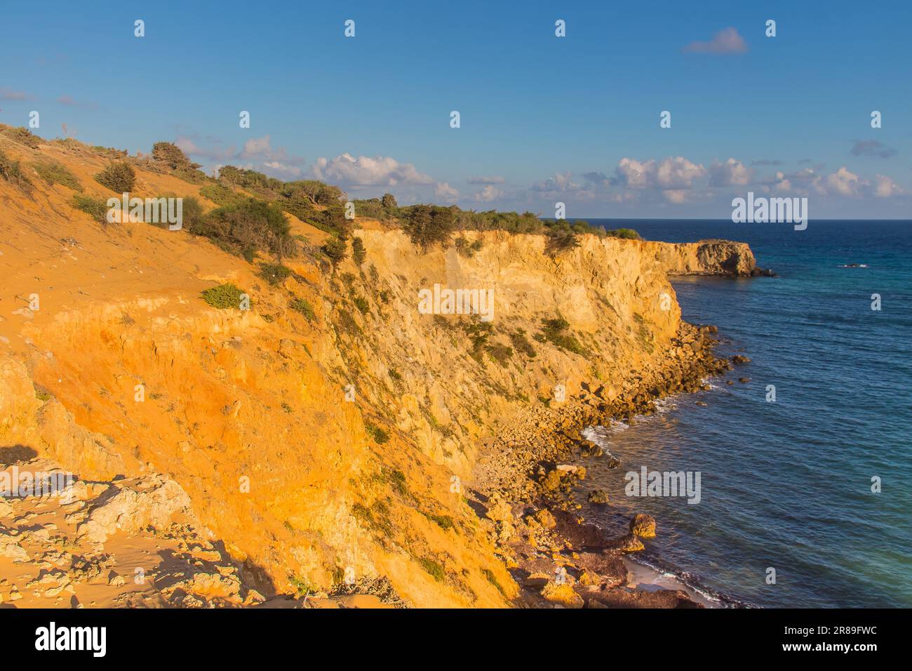 ONG Jmal Beach: Serenity roccioso sulle coste di Bizerte, Tunisia Foto Stock