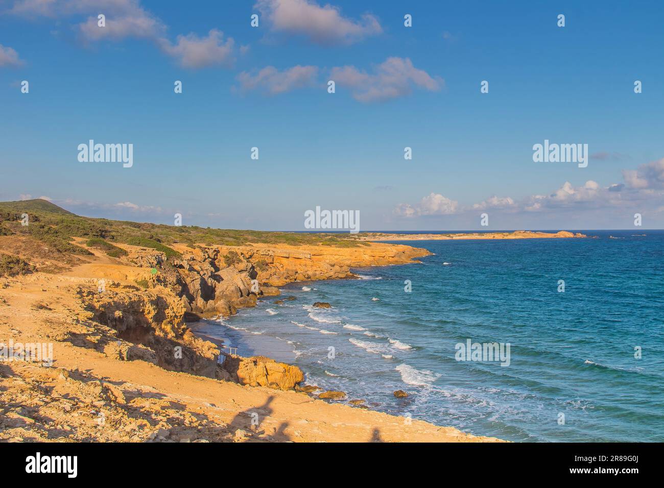ONG Jmal Beach: Serenity roccioso sulle coste di Bizerte, Tunisia Foto Stock