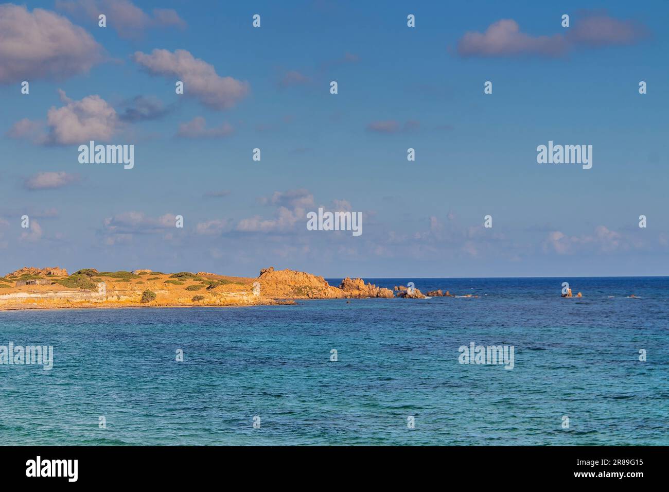 ONG Jmal Beach: Serenity roccioso sulle coste di Bizerte, Tunisia Foto Stock