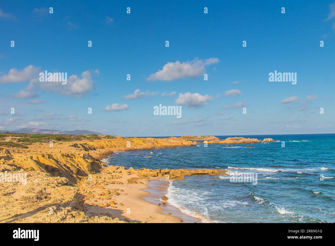 ONG Jmal Beach: Serenity roccioso sulle coste di Bizerte, Tunisia Foto Stock