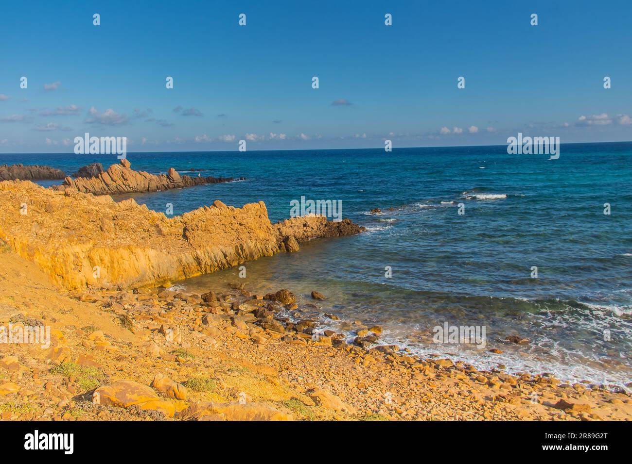 ONG Jmal Beach: Serenity roccioso sulle coste di Bizerte, Tunisia Foto Stock