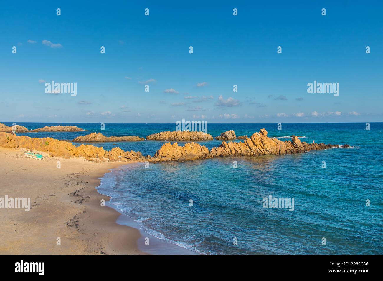 ONG Jmal Beach: Serenity roccioso sulle coste di Bizerte, Tunisia Foto Stock