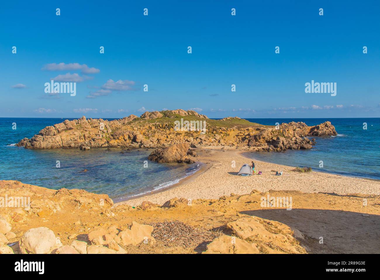 ONG Jmal Beach: Serenity roccioso sulle coste di Bizerte, Tunisia Foto Stock