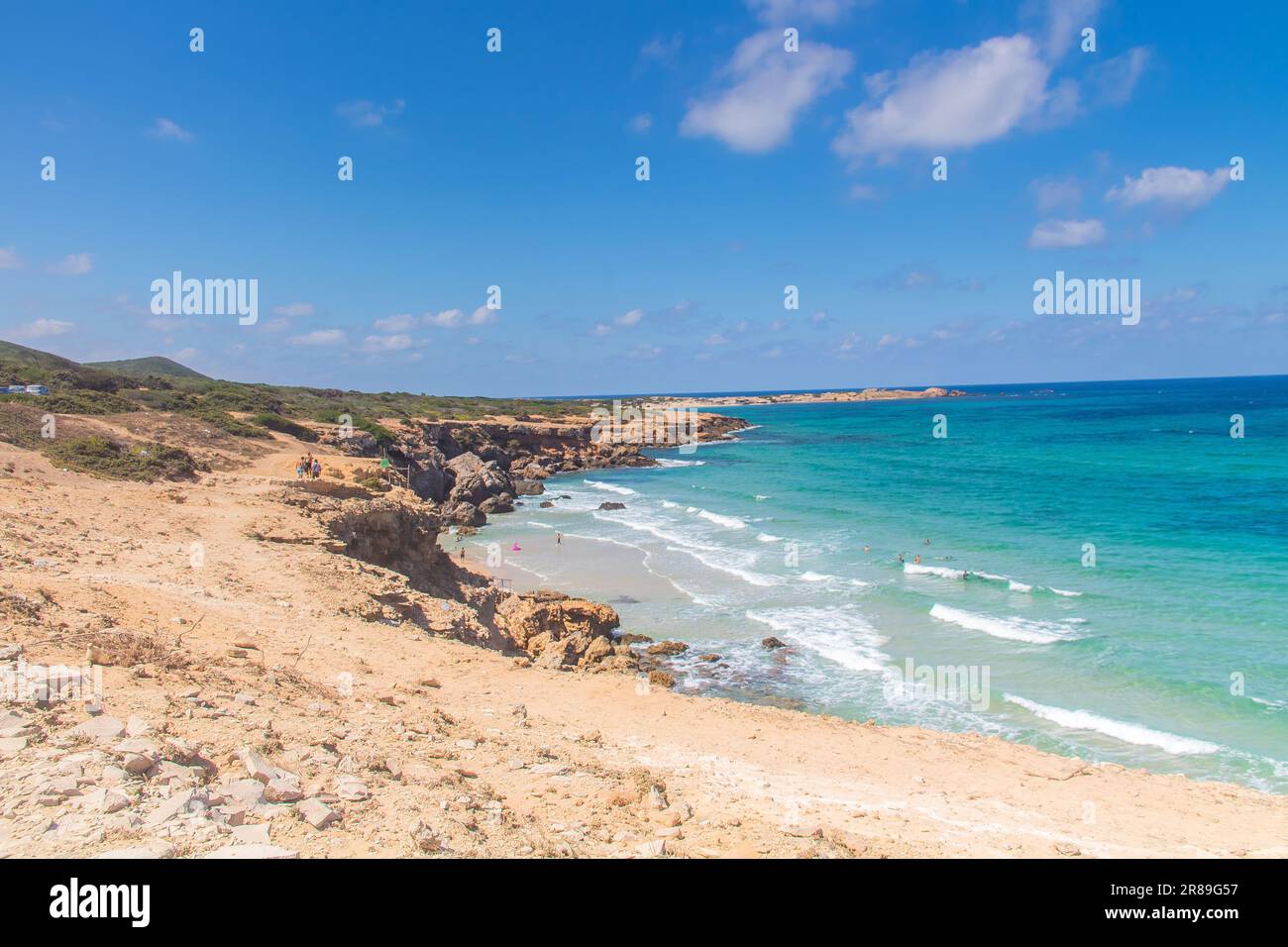 ONG Jmal Beach: Serenity roccioso sulle coste di Bizerte, Tunisia Foto Stock