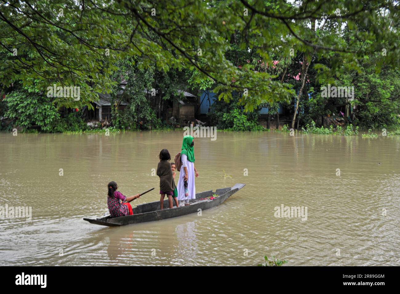 Sylhet, Bangladesh. 19th giugno, 2023. A causa delle continue piogge e dei pendii collinari, il livello dell'acqua dei fiumi e dei ruscelli sta aumentando e l'acqua sta entrando nella località. Vi è il pericolo di inondazioni. La gente del posto ora usa la barca come mezzo di trasporto in questa zona. La foto è stata scattata oggi dall'Unione Nandir Gao di Goainghat Upazila. Il 19 giugno 2023. Sylhet, Bangladesh (Foto di MD Rafayat Haque Khan/ Eyepix Group/Sipa USA) Credit: Sipa USA/Alamy Live News Foto Stock