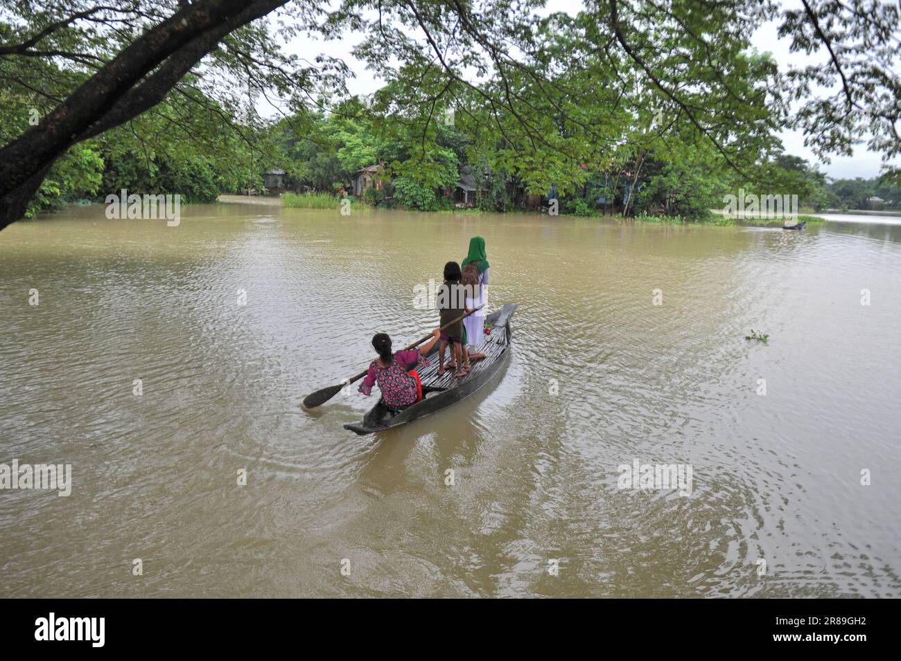 Sylhet, Bangladesh. 19th giugno, 2023. A causa delle continue piogge e dei pendii collinari, il livello dell'acqua dei fiumi e dei ruscelli sta aumentando e l'acqua sta entrando nella località. Vi è il pericolo di inondazioni. La gente del posto ora usa la barca come mezzo di trasporto in questa zona. La foto è stata scattata oggi dall'Unione Nandir Gao di Goainghat Upazila. Il 19 giugno 2023. Sylhet, Bangladesh (Foto di MD Rafayat Haque Khan/ Eyepix Group/Sipa USA) Credit: Sipa USA/Alamy Live News Foto Stock