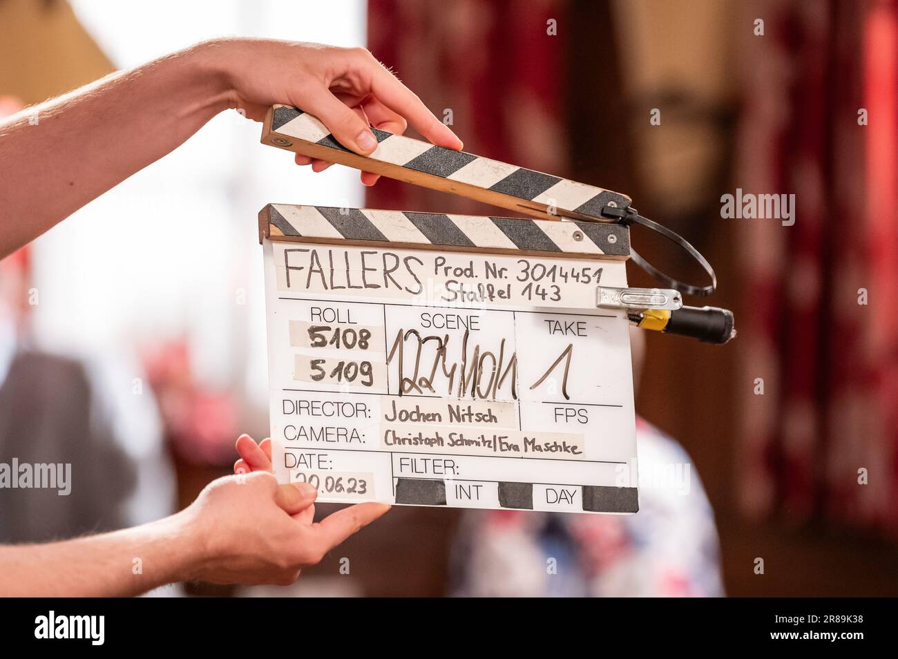 Baden Baden Baden, Germania. 20th giugno, 2023. Un film flap è tenuto davanti alla telecamera durante le registrazioni della serie SWR Black Forest 'Die Fallers' con il sindaco di Baden-Baden Späth come extra. Credit: Silas Stein/dpa/Alamy Live News Foto Stock