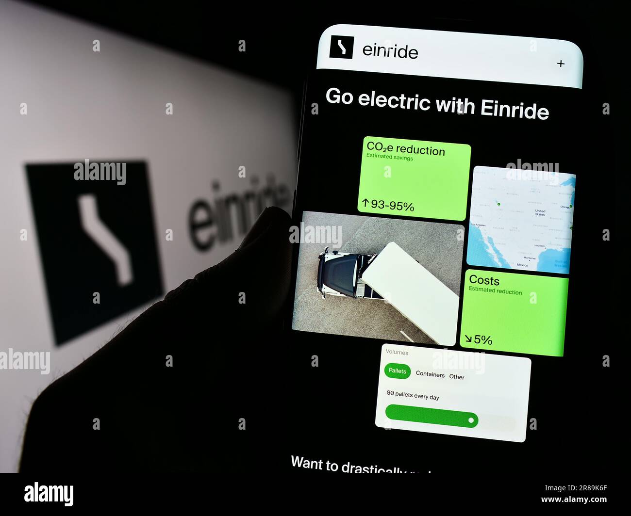 Persona in possesso di un cellulare con pagina Web della società svedese di mobilità elettrica Einride AB sullo schermo con logo. Concentrarsi sul centro del display del telefono. Foto Stock