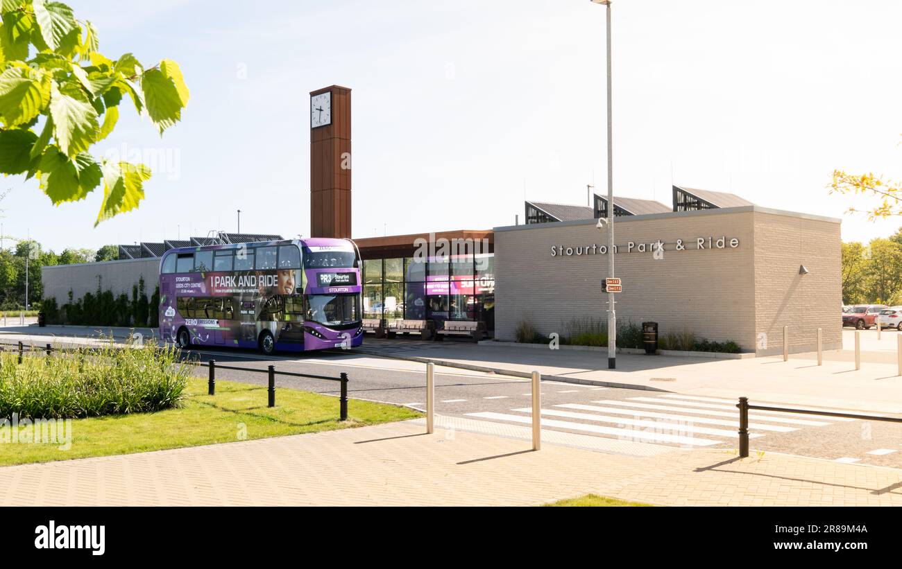 STOURTON, LEEDS, REGNO UNITO - 25 MAGGIO 2023. Un autobus a due piani allo Stourton Park e Ride pronto a trasportare i pendolari dal parcheggio fuori città alla città di Leeds Foto Stock