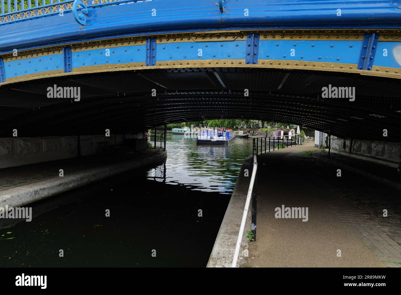 Londra - 05 28 2022: Sottopassaggio del Westbourne Terrace Rd Bridge sul Canal Grande Union a Little Venice Foto Stock