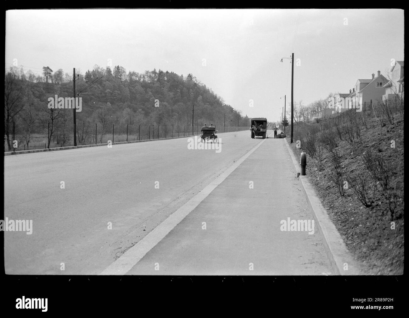 Attuale 23-2-1960 : Nizza annata su ruote Reidar Frønsdal è il felice proprietario della più antica auto norvegese del vecchio famoso marchio De Dion Bouton. Il veicolo è immatricolato e omologato per essere utilizzato nel traffico a condizione che venga utilizzato solo alla luce del giorno. Foto: Sverre A. Børretzen / Aktuell / NTB ***FOTO NON ELABORATA*** Foto Stock