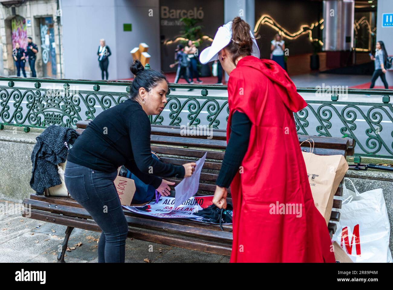 Attivisti radicali femministi vestiti con un costume della serie 'la racconto della serva' partecipano a un'ademonstrazione dimostrativa contro la surrogazione. Foto Stock