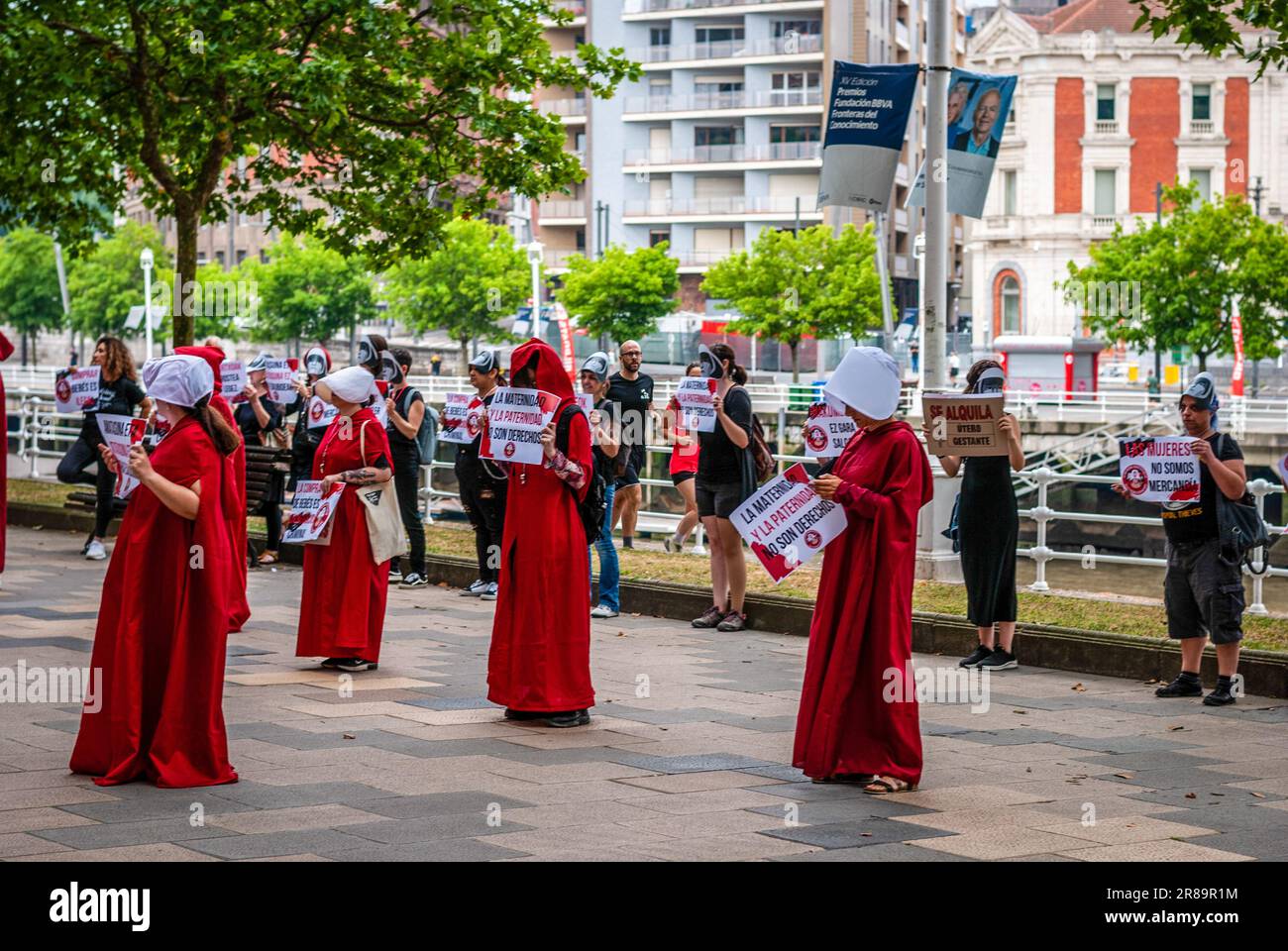 Attivisti radicali femministi vestiti con un costume della serie 'la racconto della serva' partecipano a un'ademonstrazione dimostrativa contro la surrogazione. Foto Stock