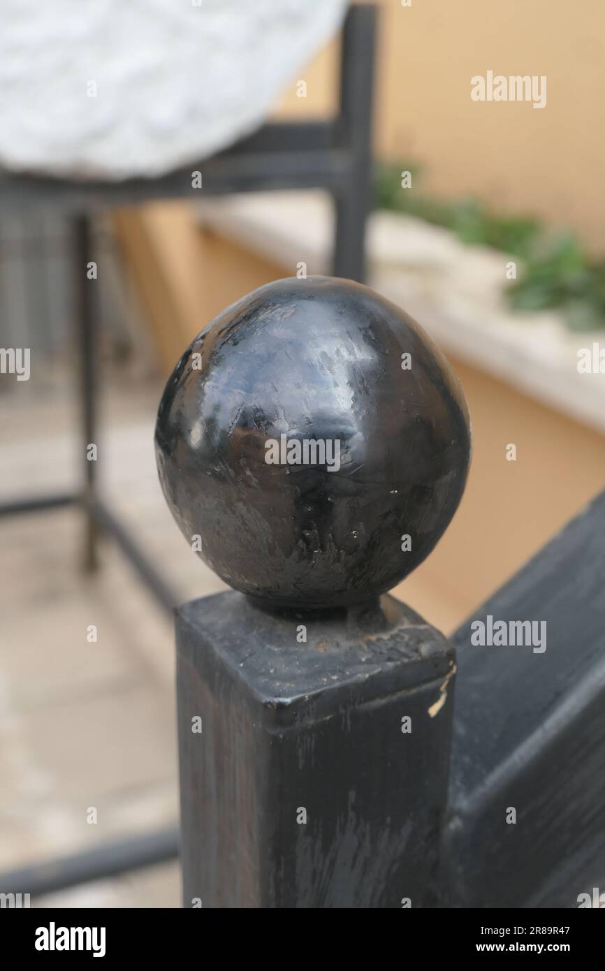 Parte superiore in metallo della ringhiera della scala a forma di sfera Foto Stock