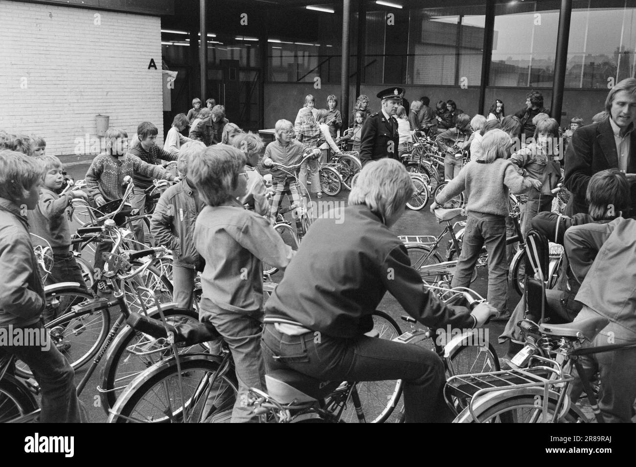 Attuale 22 - 2 - 1974: DUS con il PoliceLa polizia distrettuale è uno strano fenomeno che agisce come una sorta di zona cuscinetto tra il poliziotto ordinario e il ragazzo in strada. Lo scopo principale è quello di prevenire la criminalità. La corrente è con gli ufficiali Helge Løhren e Lars Stubstad. Øystein Rogne controlla le biciclette alla scuola secondaria Manglerud. Foto: Ivar Aaserud / Aktuell / NTB ***FOTO NON ELABORATA*** Foto Stock