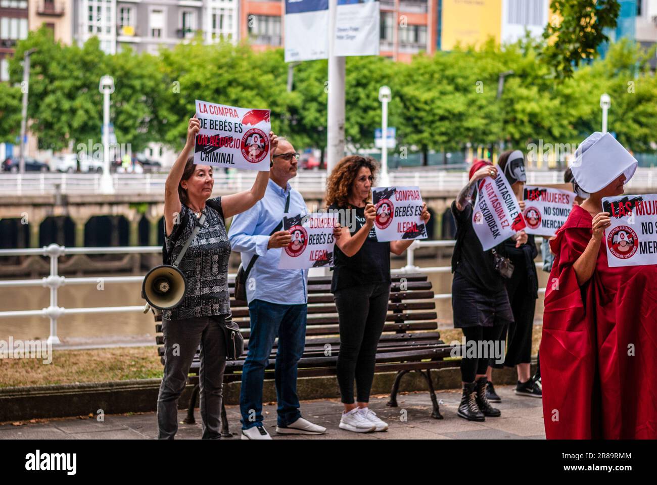 Attivisti radicali femministi vestiti con un costume della serie 'la racconto della serva' partecipano a un'ademonstrazione dimostrativa contro la surrogazione. Foto Stock