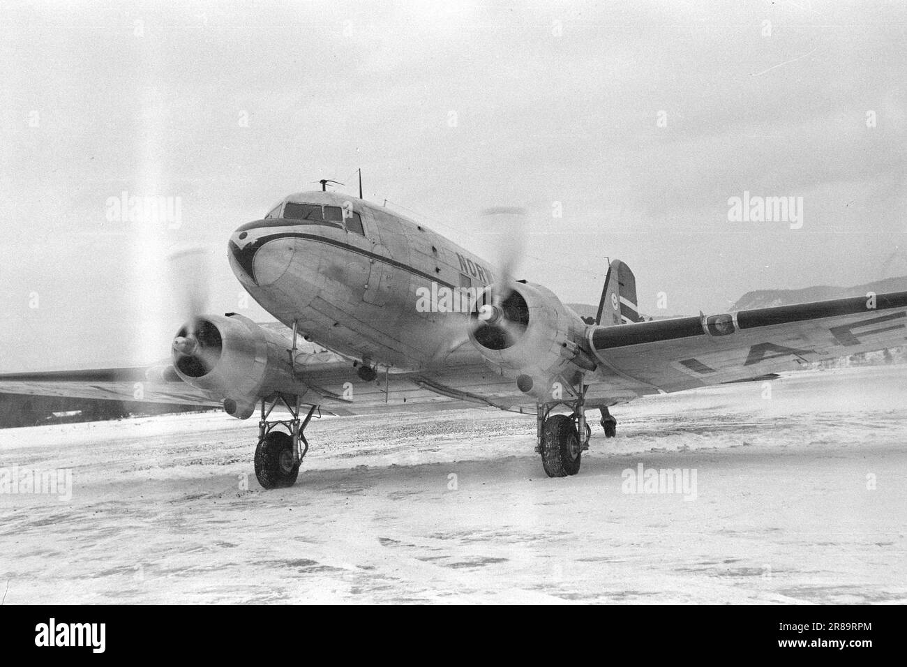 Attuale 4-1947: Pericoloso volare da forneDangerous per volare? Un po' di sicurezza nell'aria, sulla base delle indagini condotte a Fornebu dai nostri dipendenti ad Aktuell. Foto: TH. Skotaam / Aktuell / NTB ***FOTO NON ELABORATA*** Foto Stock